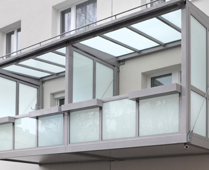 Freitragende Balkone im Loggia-Stil schützen die Bewohner in Linz nun vor Wind und Wetter